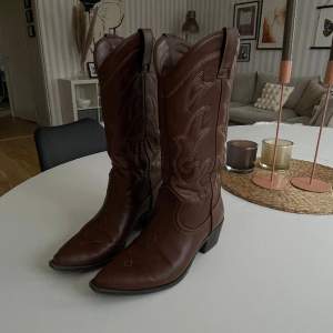 Säljer dessa cowboy bootsen, inte i bästa skick därpå defekterna på deras framsida.💓