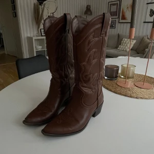 Cowboy boots - Säljer dessa cowboy bootsen, inte i bästa skick därpå defekterna på deras framsida.💓