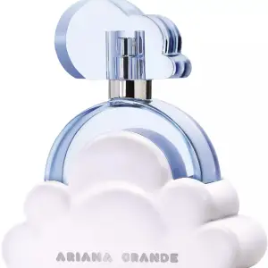 50 ml Säljer Ariana Grande Cloud 50 ml parfym då jag köpte den men doften inte föll mig i smaken. Den är helt oanvänd, endast testad en gång (kan skicka egna bilder vid intresse). Priset går att diskutera, men köparen står för frakt💕
