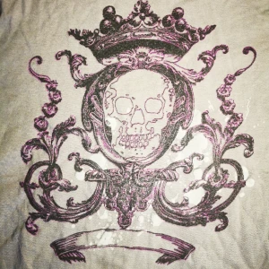 Tröja med tryck!  - Riktigt cool långärmad tröja med dödskalle tryck, i gott skick. Den är i storlek 158/164 men passar oversized på mig med xxs-xs. Skriv för mer info💞