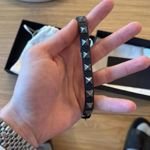Valentino armband  - Säljer mitt Valentino armband! Ny pris 2799kr mitt pris 1199kr, armbandet är i väldigt fint skick! Box och dustbags medföljer!  Hör av er vid frågor 