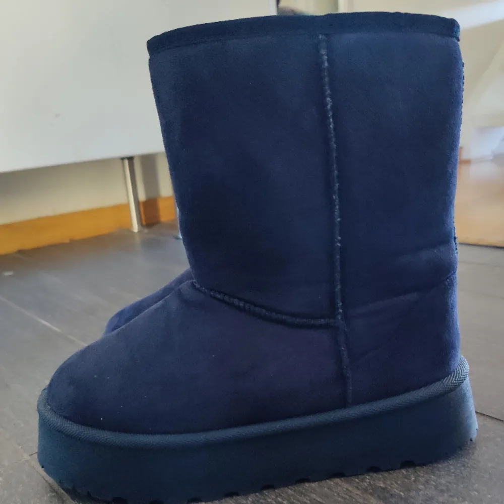 Helt nya vinterskor, fake uggs, mörkblåa. Superfina, endast testade och tyvärr för små. Storlek 39. Köpta för 599 kr, ge gärna förslag på pris! Vill bli av med dom så det är först till kvarn!💓. Skor.