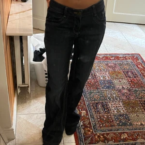 Marinblå lågmidjade flare jeans - Säljer dessa skitsnygga lågmidjade marinblå flared jeans i jättebra skick pga dem inte passar länge. Storlek S passar även M. Pris kan diskuteras vid snabb affär!