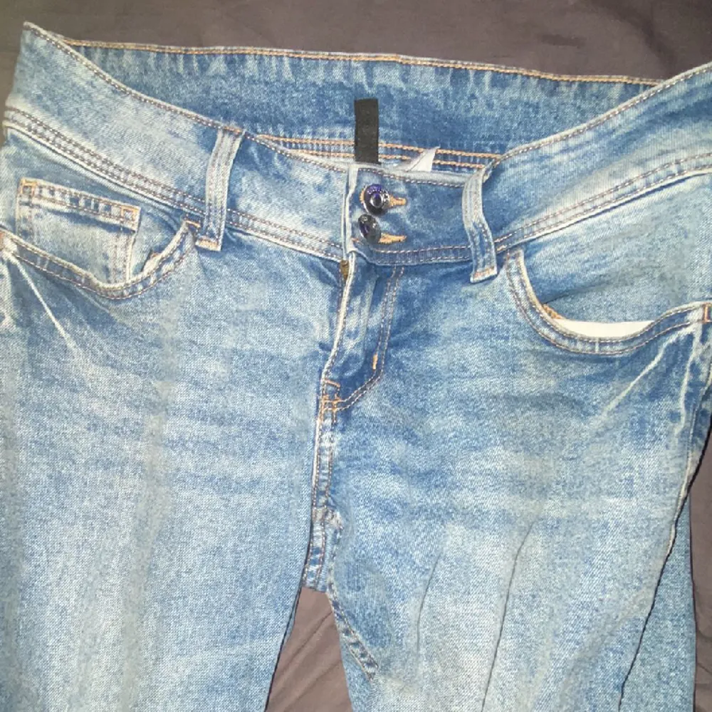 Jag säljer dessa Lågmidjade bootcut jeansen. Bra skick, är köpte från hm för längesen. Nypris (299). Jag är 163 cm. Kontakta mig vid frågor och funderingar ❤️. Jeans & Byxor.