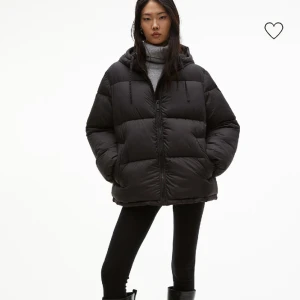 Hm jacka - svart Hm jacka i storlek Xs. Nypris 550 