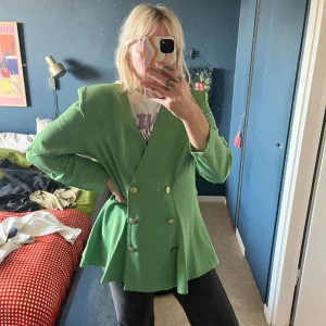 Blazer / kavaj vintage  - Ärtgrön underbar kavaj med axelvaddar och guldknappar. Vintage, men superfint skick. Uppfattar den som en M/38. 