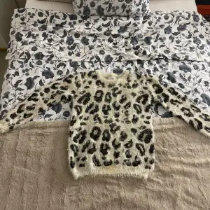 Leopard mönstrad tröja i perfekt skick, använd fåtal gånger. Skriv för flera frågor eller funderingar!