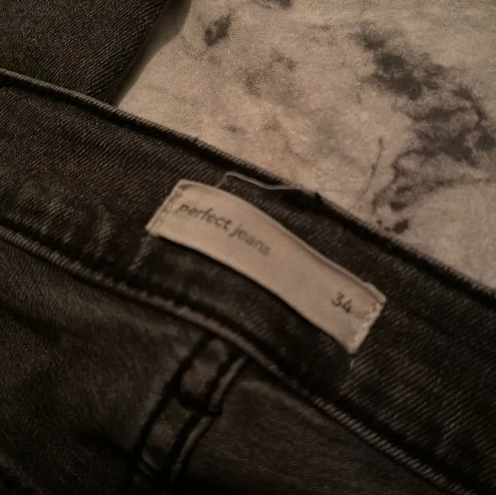Mörkgråa bootcut jeans från Gina använda flertal gånger så lite slit i byxkanten längst ner pga för långa och lite slit på fickorna dm för fler bilder säljer pga för små . Jeans & Byxor.