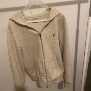 Ralph lauren hoodie - Säljer nu en riktigt fett Ralph lauren hoodie i beige.  Säljs pågrund av att den inte används. Finns inget fel på hoodien. Vid fler bilder eller frågor skriv i chatten. Mvh  