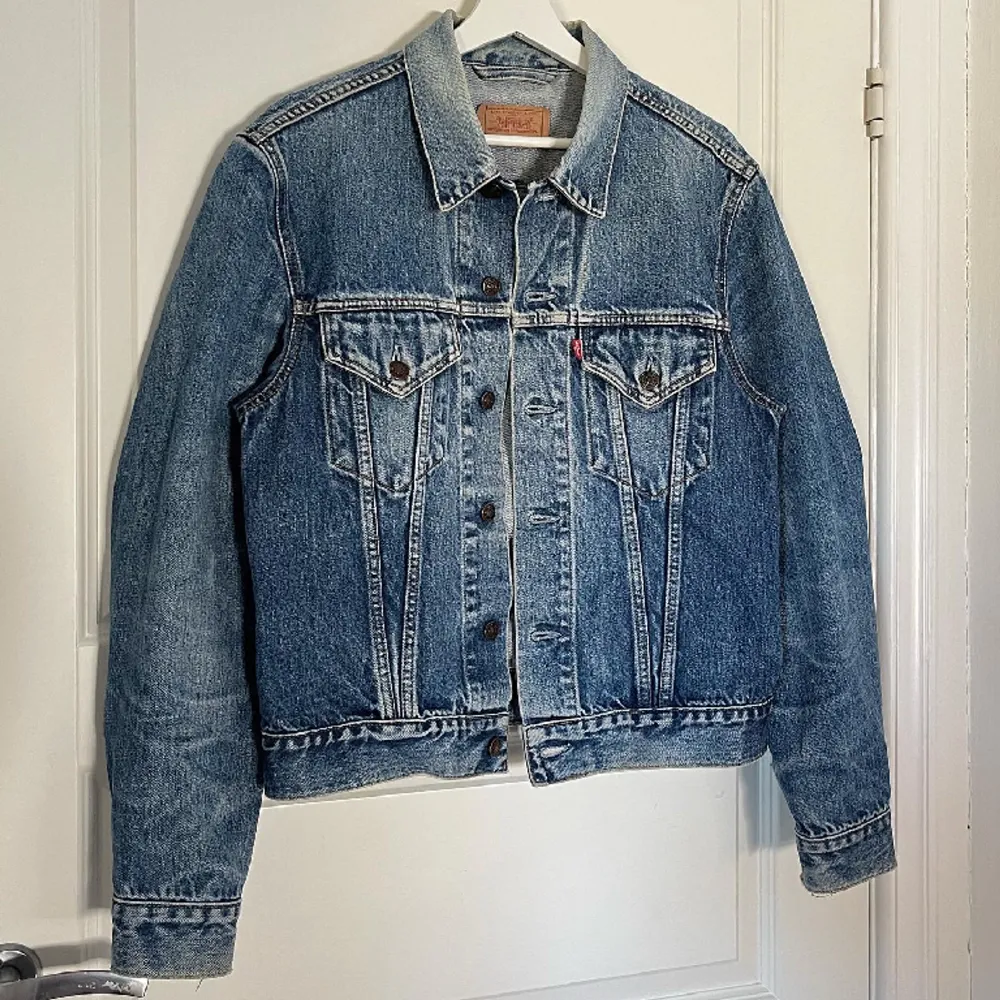 1980’s Levi’s denim jacket. Super nice fading. Nice cropped fit. Size Large fits Medium.. Jackor.