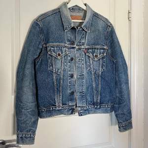 1980’s Levi’s denim jacket. Super nice fading. Nice cropped fit. Size Large fits Medium.