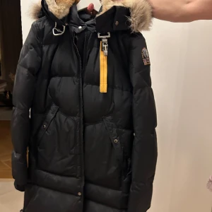 Parajumpers jacka - Super fin parajumpers jacka i bra skick. Ny pris ca 11 tusen. Äkta päls. Storleken är Large Slim fit och passar bra på mig som är 175 och väger ca 60kg! 