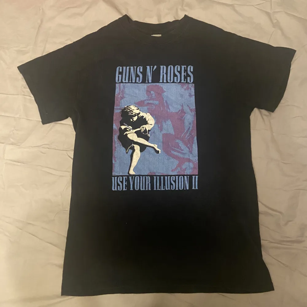 Guns n’ roses t-shirt, bra skick. T-shirts.