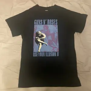 Guns n’ roses t-shirt, bra skick