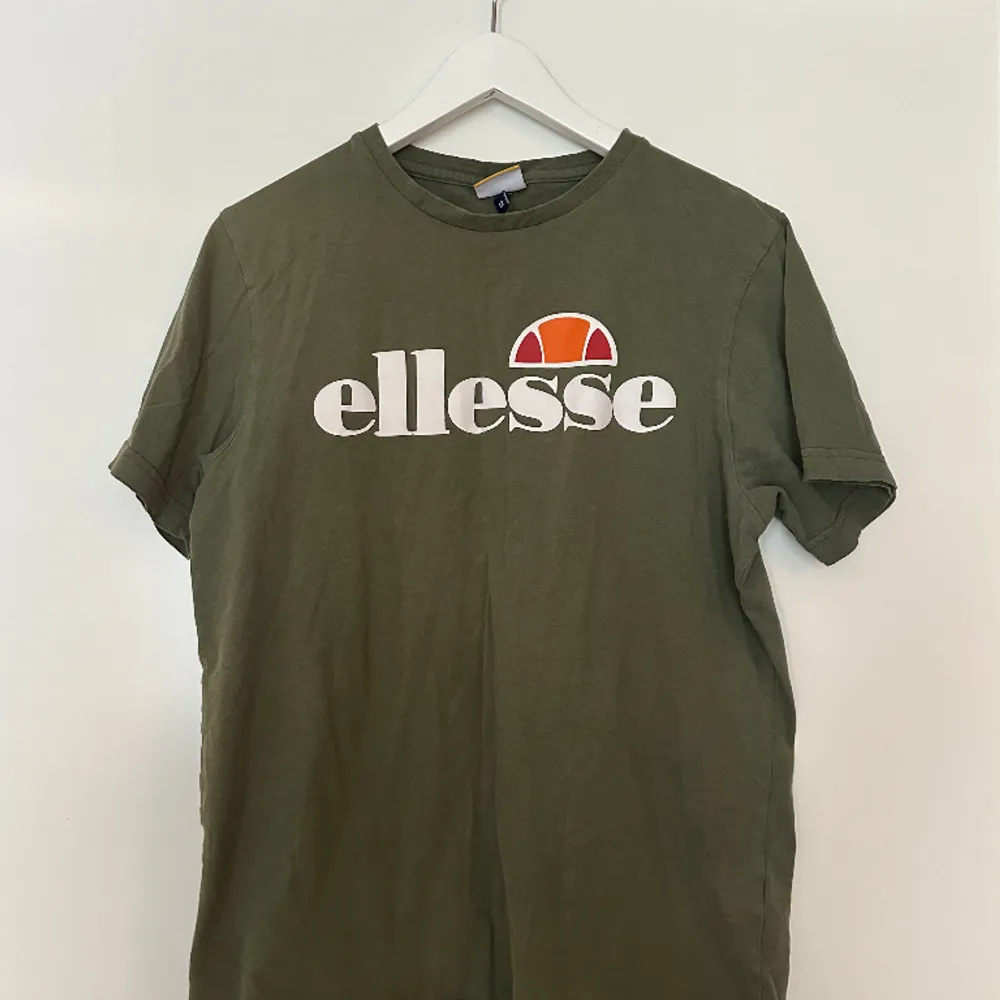 Skön t-shirt från Ellesse med tryck på bröstet.. T-shirts.