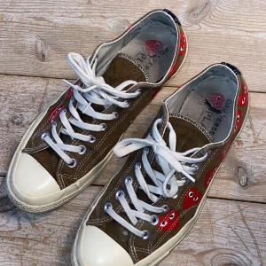 Converse x play edition skor - Säljer dessa converse, storlek 42,5. Köp direkt eller kom med prisförslag. En del slitningar på insidan men utsidan är i fint skick.