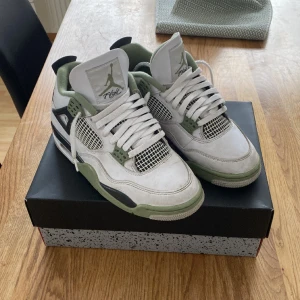 Jordan 4 sea foam  - Säljer mina jordan 4 sea foam efter dom inte passar mig längre 8/10 sick på dom  