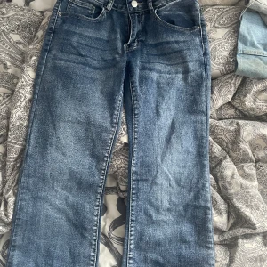 Low rise jeans - Säljer dessa då de inte satt bra på mig. Flare och low rise. Stretchiga och når ner till skåp utan att flasha 🤭