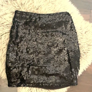 Svart paljettkjol  - Säljer denna supersöta paljettkjol ifrån hm använd 1 gång🥳⚡️💘