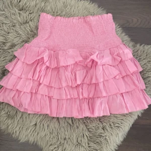 Rosa volangkjol - Säljer denna söta volangkjol, använd 2 ggr och i superfint skick💘💘💘