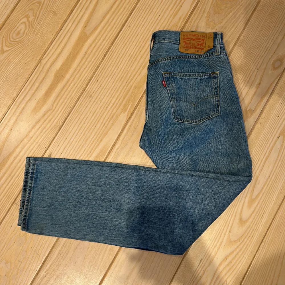 Riktigt feta Levis 501 i toppen skick knappt använda. Riktigt klassisk och najs passform som passar alla! Grischiga. Farkut & Housut.