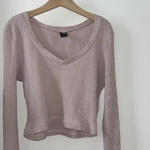 Tröja  - Säljer denna tröja från shein då den inte kommer till användning. Den är endast använd nån gång och är i bra skick. Skriv vid fler frågor. 💓