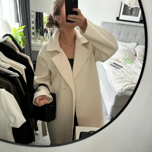 Beige kappa - Super fin lång beige kappa. Helt ny, endast testad men lapparna är borttagna. Storlek 40 men sitter bra på mig som vanligtvis har 38💕💕💕