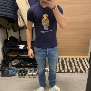 Polo bear Ralph lauren t-shirt - Superfin Ralph lauren t-shirt. Sparsamt använd och passar till det mesta. En liten deffekt bak vid lappen men som knabbt syns, bara ett litet hål (därför priset) kan gå ner i pris vid snabb affär 