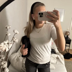 Stickad T-shirt ZARA - Säljer min fina stickade t-shirt från zara. Nyskick!! 🤍🤍💋 hör av dig vid intresse. 