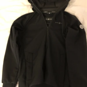 Sail Racing jacka  - Jacka för vår/sommar/höst i perfekt skick, endast provad och säljs pga fel storlek! Priset kan diskuteras…