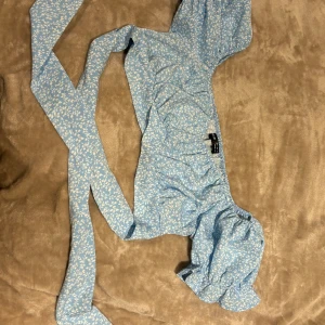 Ljusblå topp - En ljusblå topp från SHEIN. Aldrig använd då den passar personer med lite mindre byst. Den är i storlek M/38