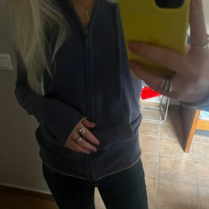 Cashmere cardigan - Såå fin cardigan från Juicy Couture, cashmere blandning✨❤️super lik Soft Goat tröjorna! Såå fina ljusbeiga detaljer❤️ 