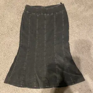 svart medellång kjol från H&M! de står strlk. 34 men skulle säga de passar 36 också pga stretchig material. skriv för mått eller om andra frågor! 