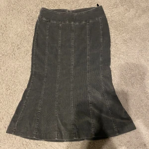 svart medellång kjol - svart medellång kjol från H&M! de står strlk. 34 men skulle säga de passar 36 också pga stretchig material. skriv för mått eller om andra frågor! 