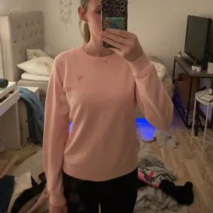 Rosa Gant sweatshirt  - Säljer denna super fina sweatshirt, Är köpt för ca 500 kr men säljer nu för 180kr, Och den är äkta. Den är storlek 158-164 men passar min jätte bra och jag är 170 så skulle kanske säga att den passar även som XS. 