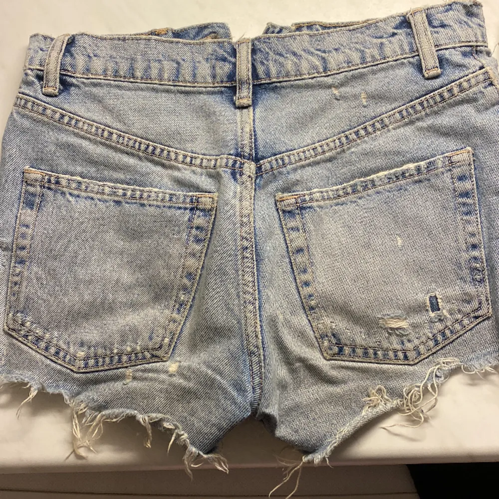 Jeans shorts från Zara som jag säljer pga att jag vuxit ur dom. Hålen och slitningarna är dom köpta med. Dom är köpta från Zara.  Köpta för 300, nypris 80. Shorts.