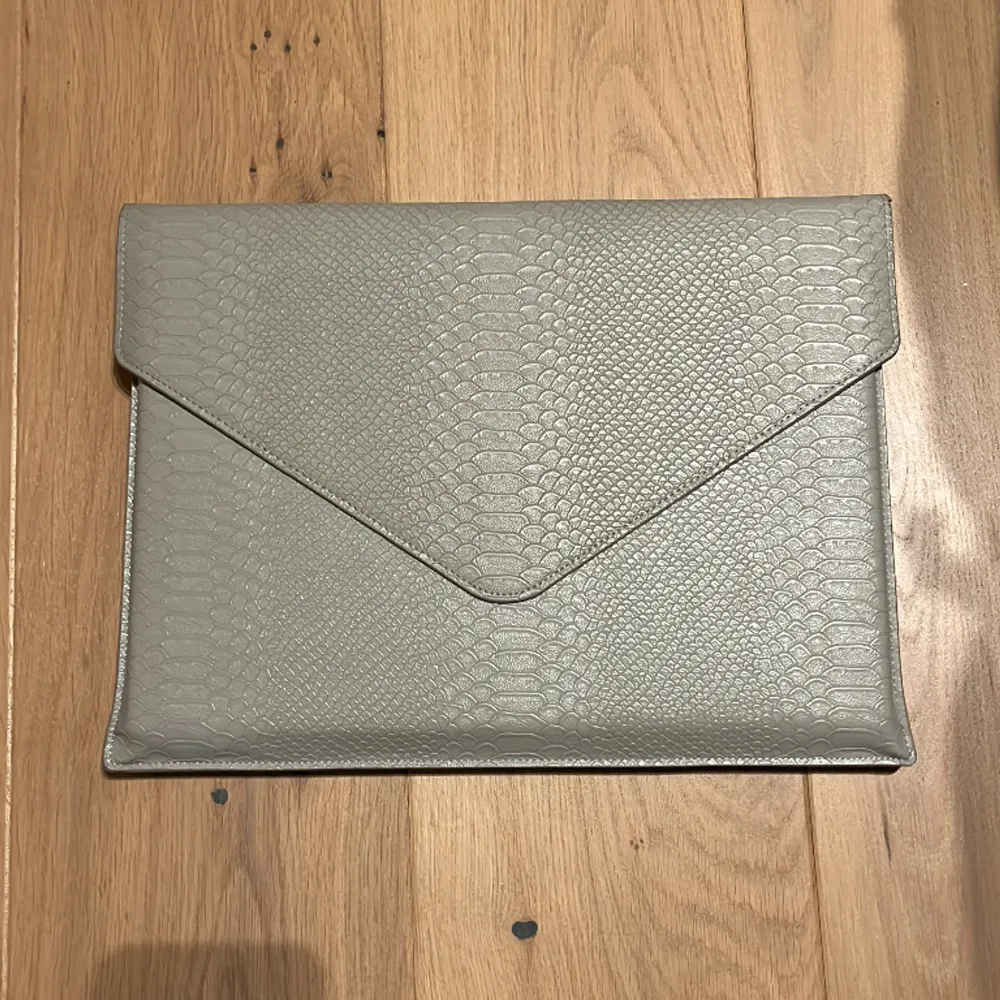 Datorfodral BIANCA by Bianca Ingrosso. Beige/grå färg🩶använd men bra skick, endast lite lite sliten vid hörnen. Största datorn som passar är 33cm x 23,5cm. Kontakta gärna vid intresse💗pris kan diskuteras vid snabb affär!. Väskor.