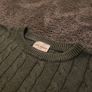 John Henric tröja - Galet snygg kabelstickad John Henric tröja i storlek S. Bra skick 9/10 inga defekter hör gärna av er vid fler frågor😁