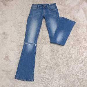 supersnygga lågmidjade bootcut crocker jeans med hål i knäna, superfin ljusblå färg💗💗betalning sker via köp-nu