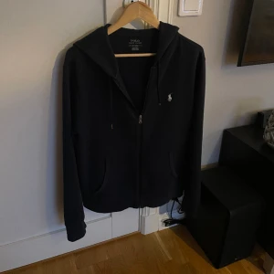 Polo ralph lauren zip - Mörk blå Ralph lauren zip i storlek m, äkta såklart. Väldigt bra skick förutom att ena snöret är lite slitet, skiv vid frågor!