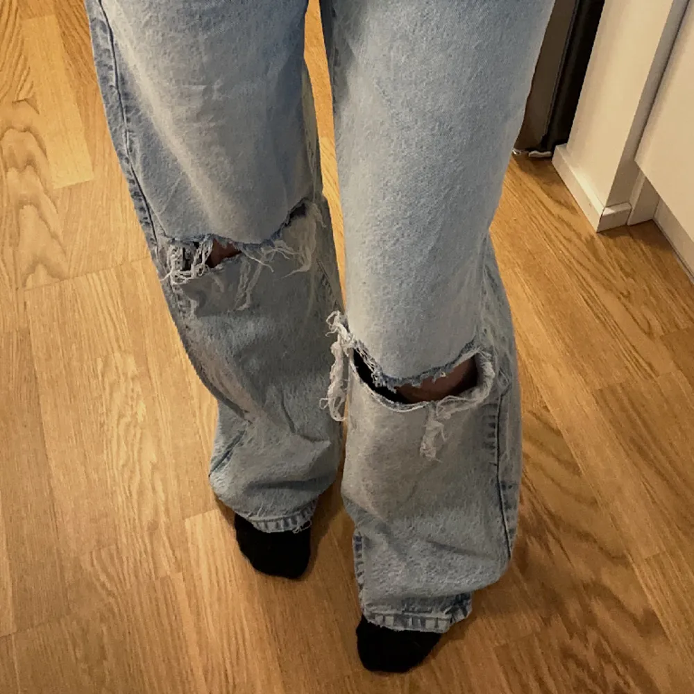 Jättesnygga!! håliga jeans ifrån gina i strl 36🤍 tyvärr aldrig kommit till användning då de är lite för stora och för långa för mig🤍. Jeans & Byxor.
