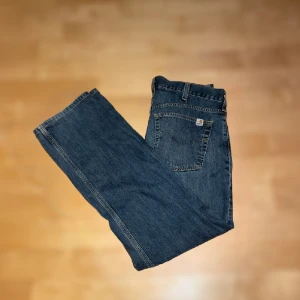 Carhartt Jeans  - Snygga och fräscha jeans i bra skick. Nypris 2100 kr, mitt pris 680 kr