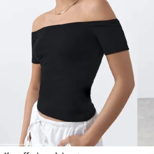 Svart topp  - Svart off shoulder topp från Gina🌺