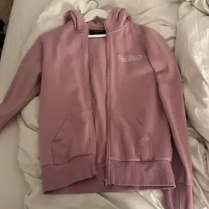 snygg hoodie från peak performance, storlek M. jättefin rosa färg! 💕💕 pris kan diskuteras
