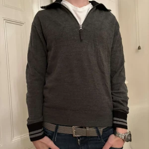 Uniqlo tröja - Denna snygga half zip köpte jag i italien för 600kr. Bra skicka på den.