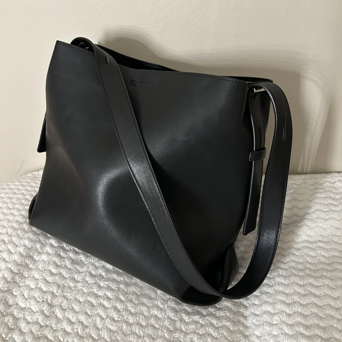 Svart axelremsväska 
