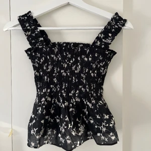 Topp - Jättegullig topp från Uniqlo köpt förra sommaren🎀, säljer då den inte kommer till användning