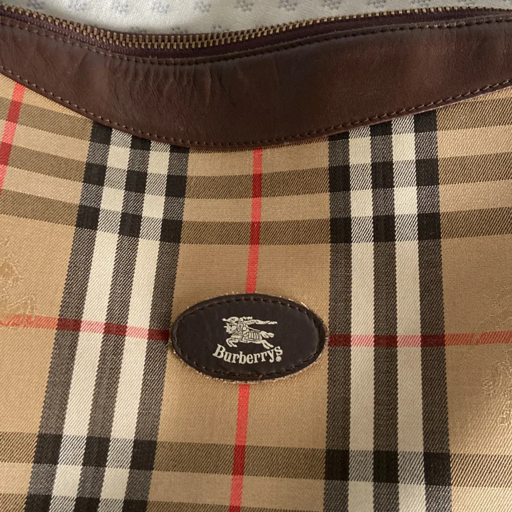 jättesnygg, äkta läder burberry handväska. Får plats med mycke och är jättefin. Äkta burberry men säljer för billigt för har tyvär tappat bort dustbagen för väskan. Kolla bio för mer info. Väskor.