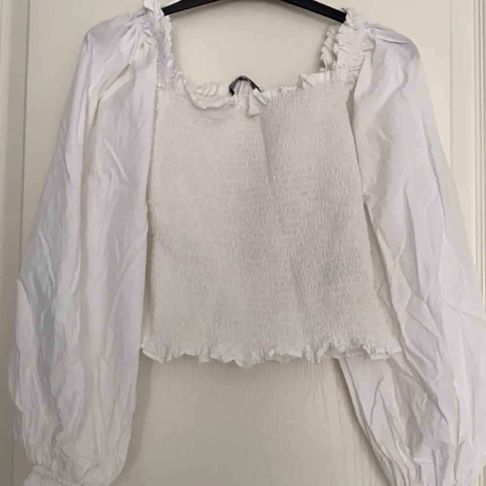 Säljer denna fina tröja från Gina i storlek s då den tyvärr inte har kommit till användning, har endast används en gång. Perfekt till våren och sommaren! 💘💐 . Toppar.