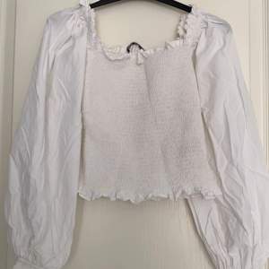 Säljer denna fina tröja från Gina i storlek s då den tyvärr inte har kommit till användning, har endast används en gång. Perfekt till våren och sommaren! 💘💐 